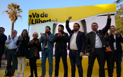 Membres d'Esquerra Republicana han pujat a l'escenari al final de l'acte | Helena Molist
